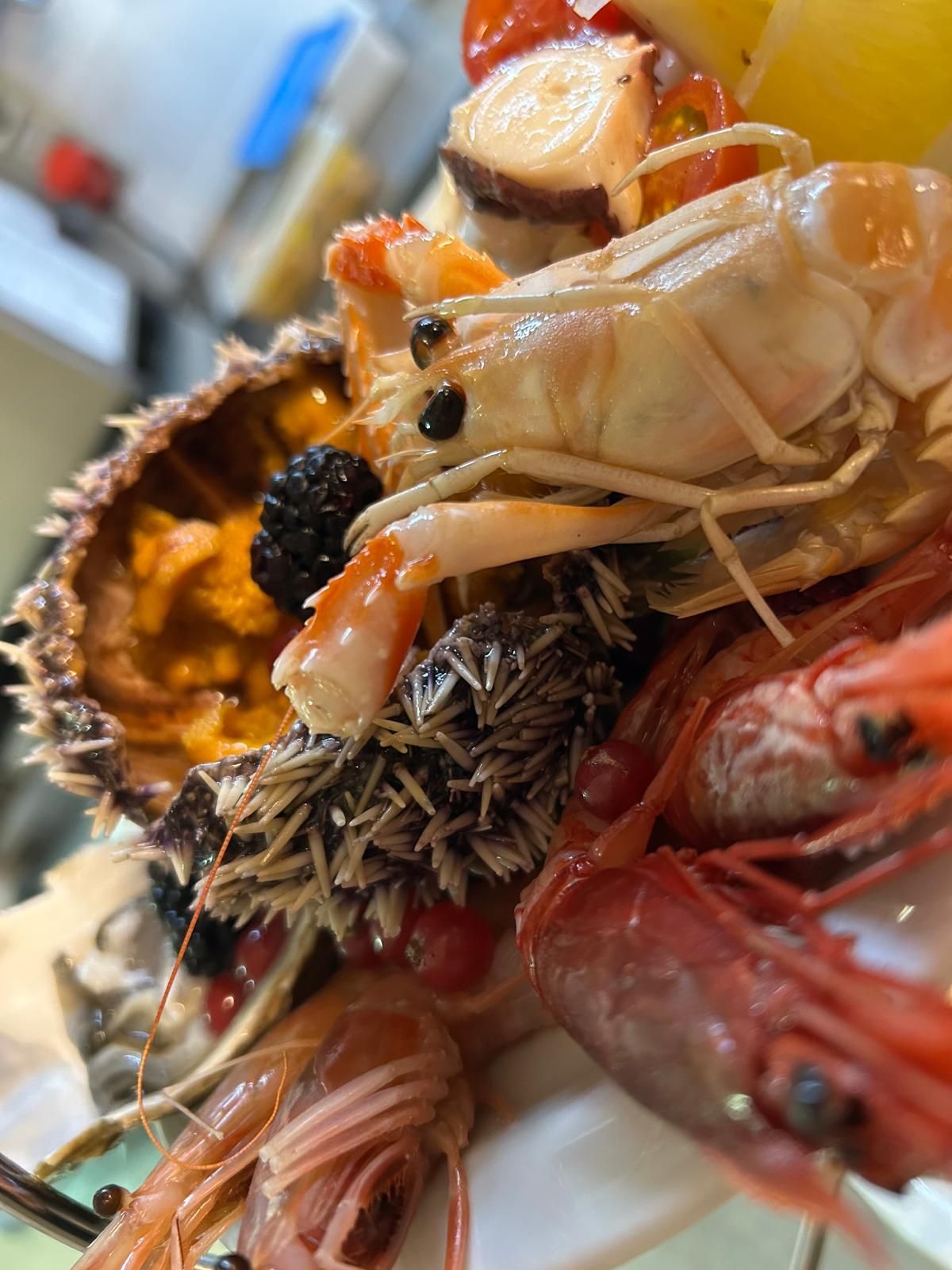 Un primo piano di un piatto di frutti di mare su un tavolo.
