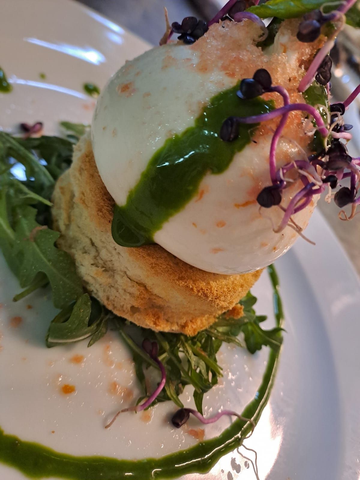 Un primo piano di un piatto di cibo su un tavolo.