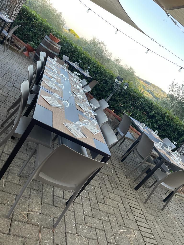 Un patio con tavoli e sedie allestiti per una festa.