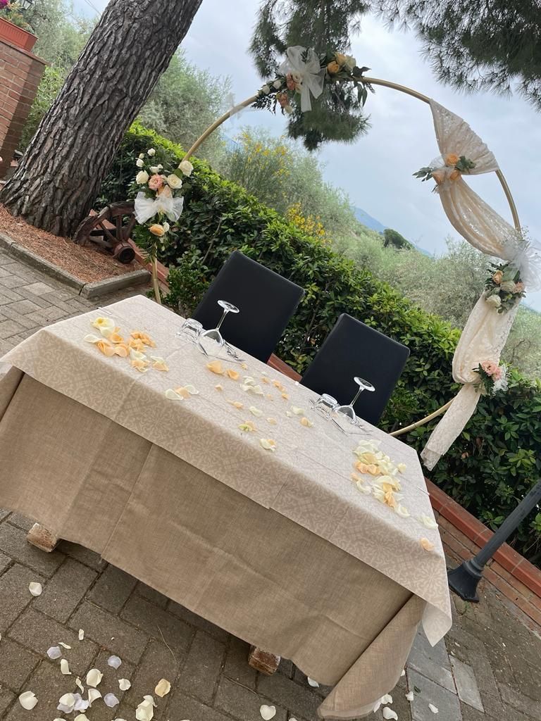 Un tavolo con due sedie e una tovaglia sopra.