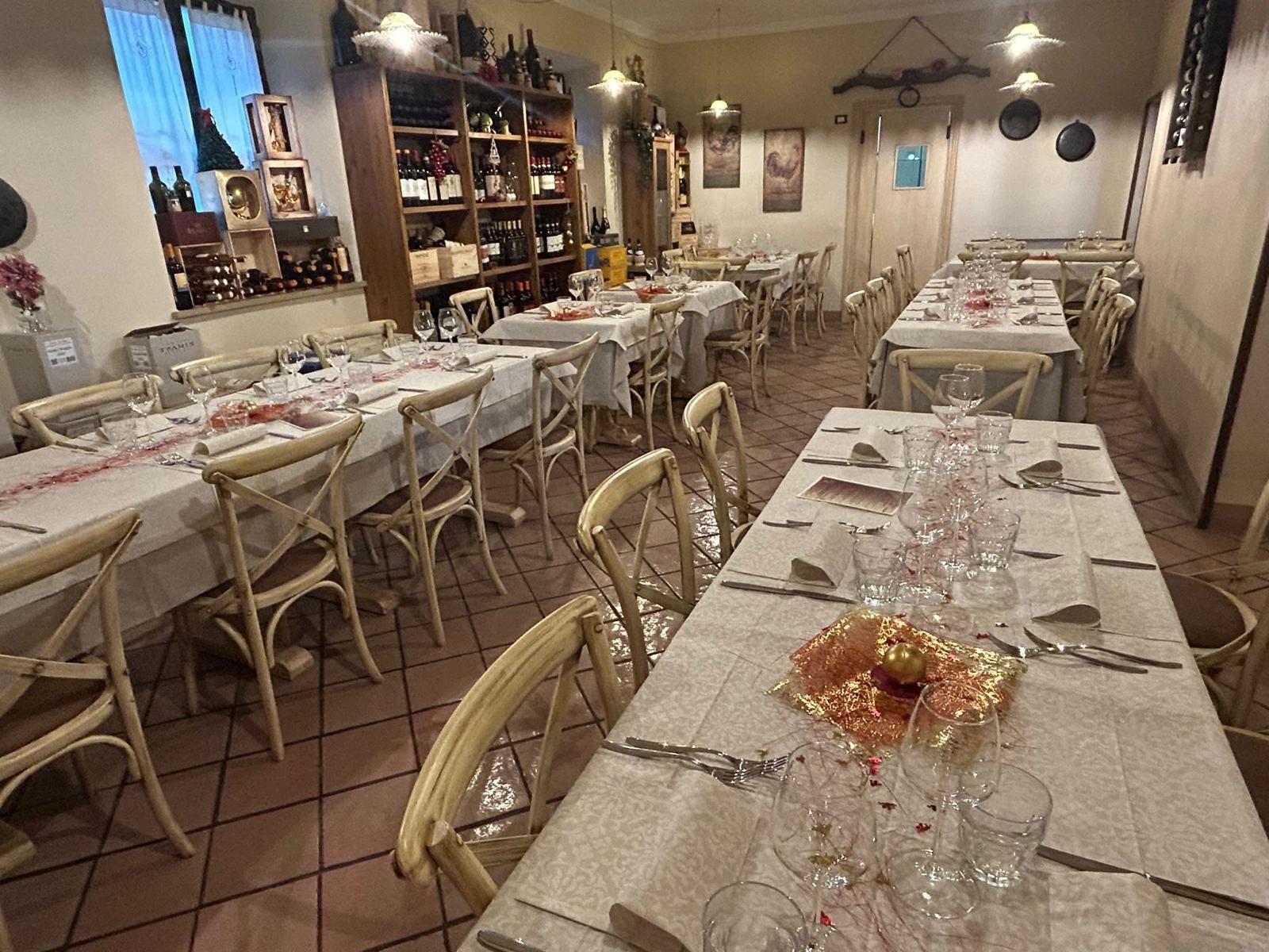 Un ristorante con tavoli e sedie allestiti per una festa.