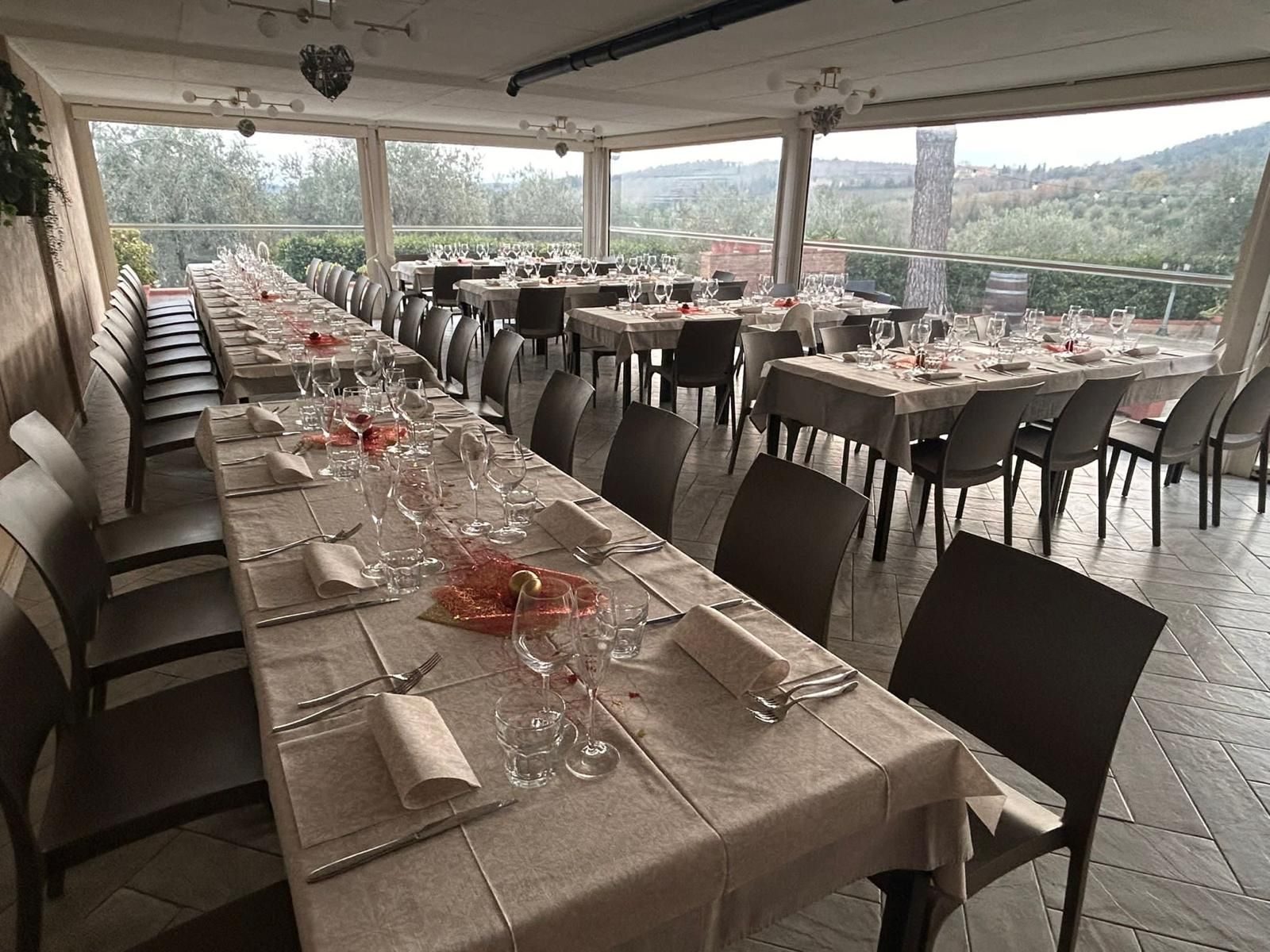 Un ristorante con tavoli e sedie allestiti per un ricevimento di nozze.