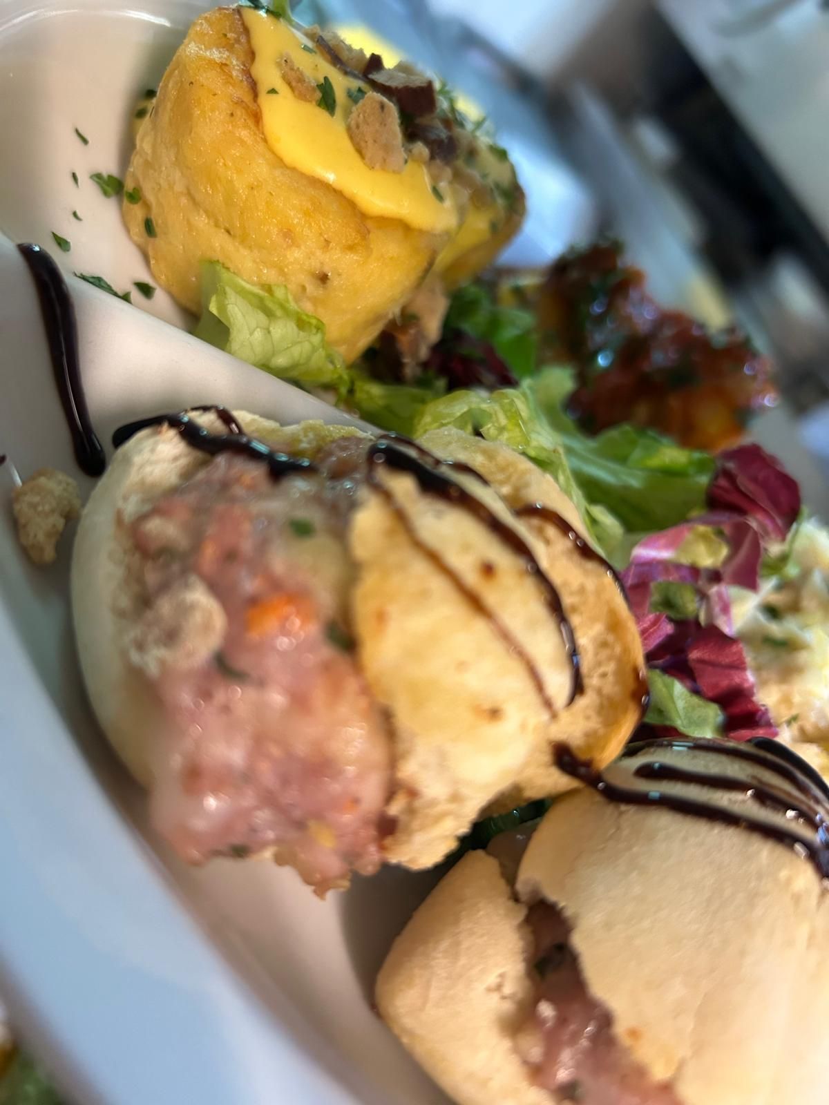 Un primo piano di un piatto di cibo su un tavolo