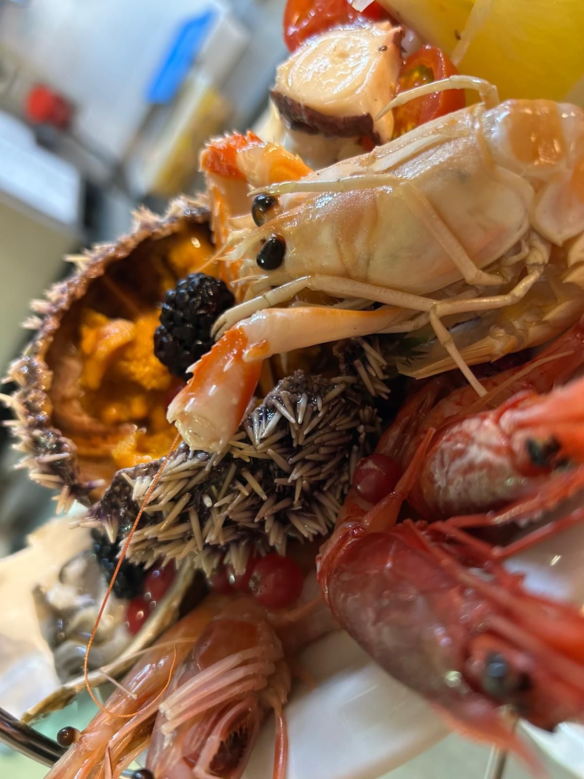Un primo piano di un piatto di frutti di mare su un tavolo.