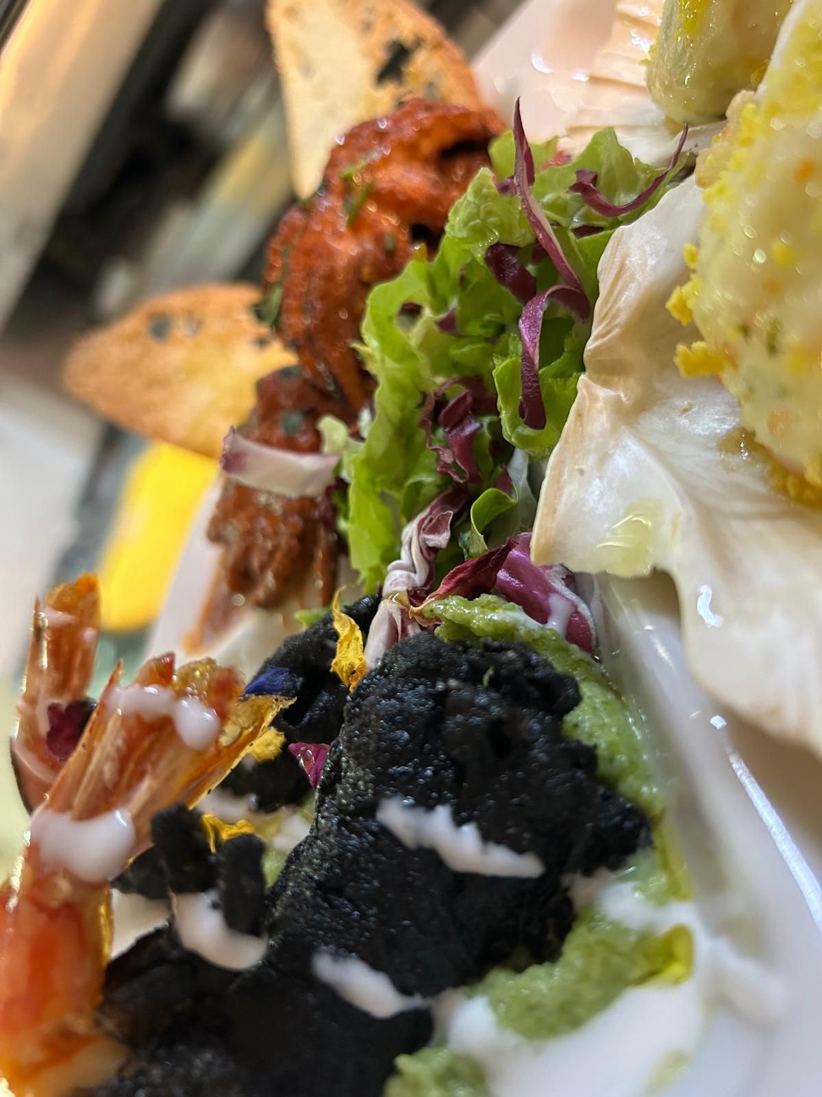 Un primo piano di un piatto di cibo su un tavolo.