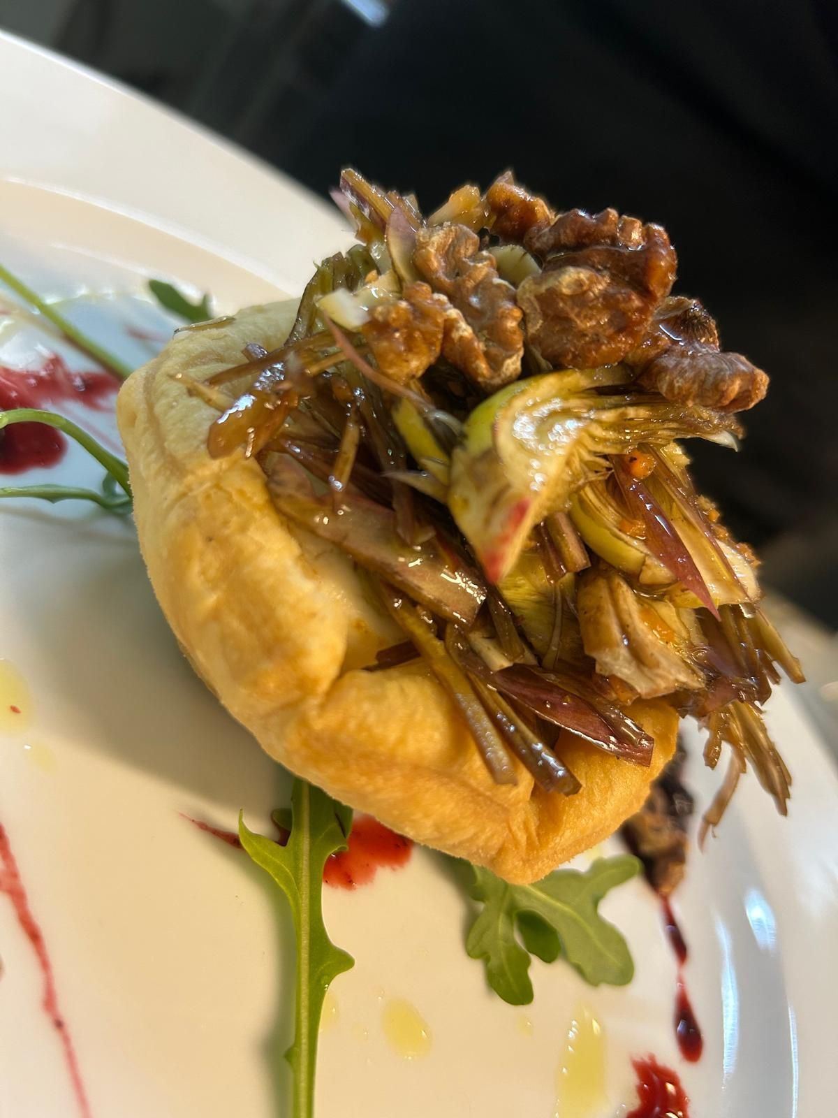 Un primo piano di un piatto di cibo con un mucchio di verdure sopra