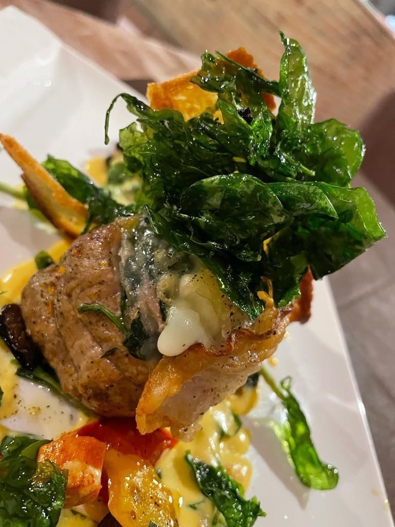 Un primo piano di un piatto di cibo con carne e verdure su un tavolo.