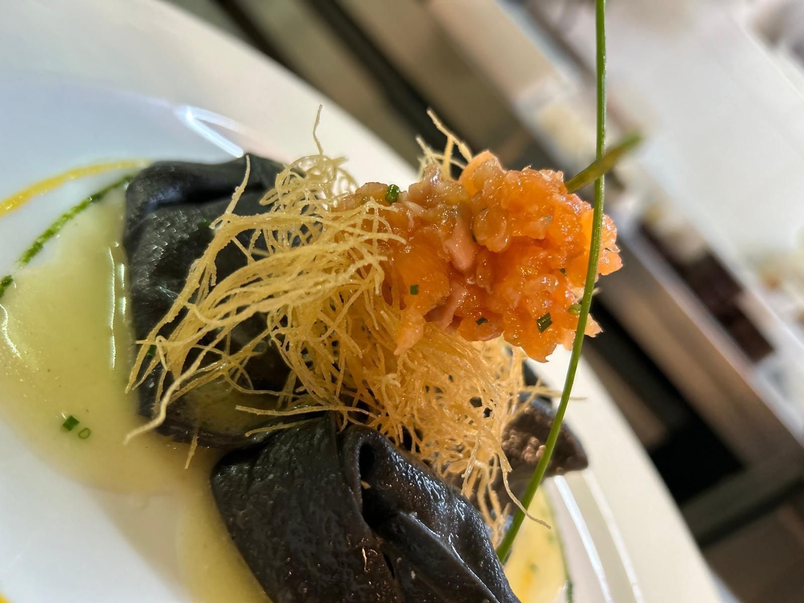 Un primo piano di un piatto di cibo su un tavolo.