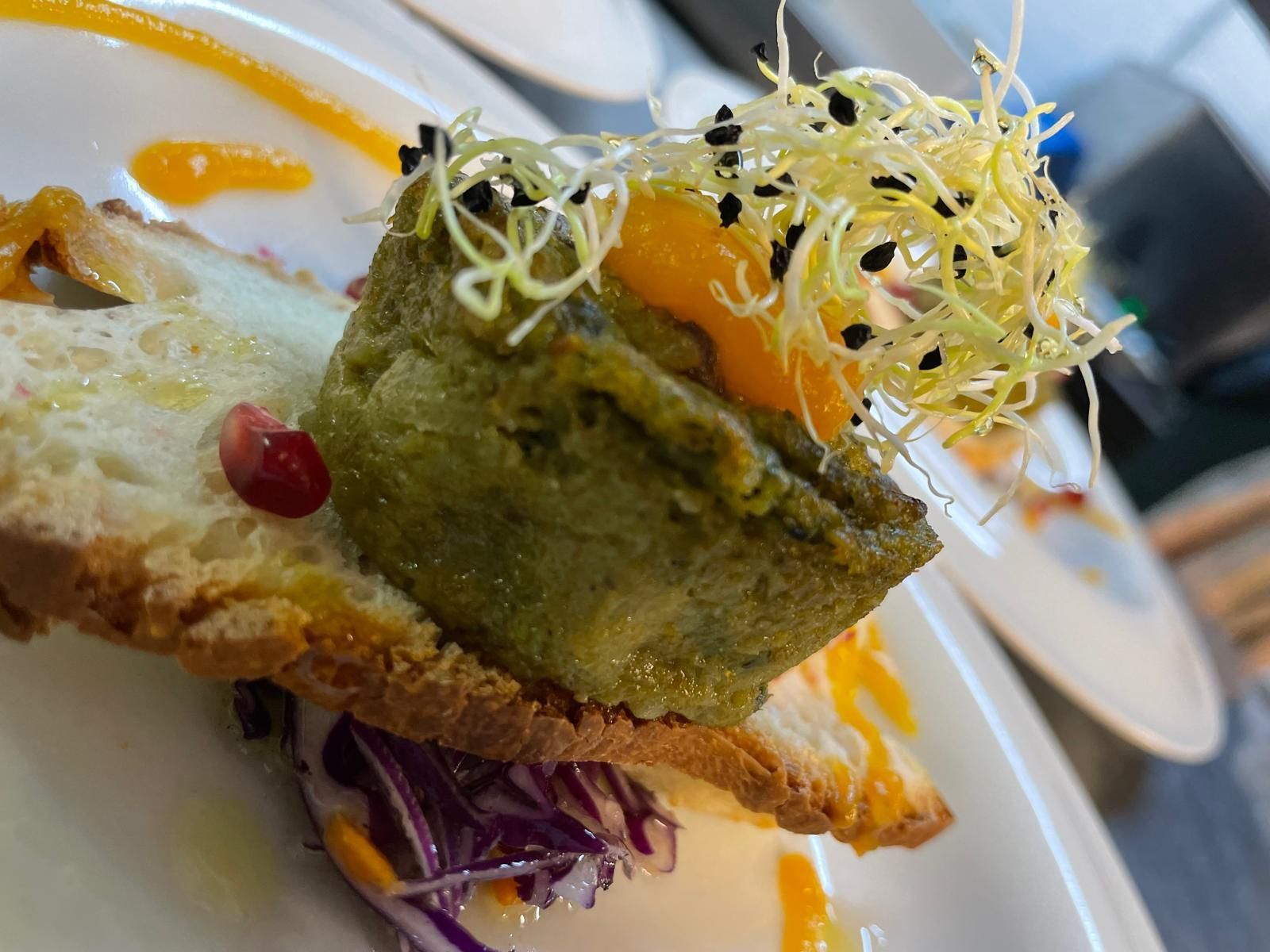 Un primo piano di un piatto di cibo su un tavolo