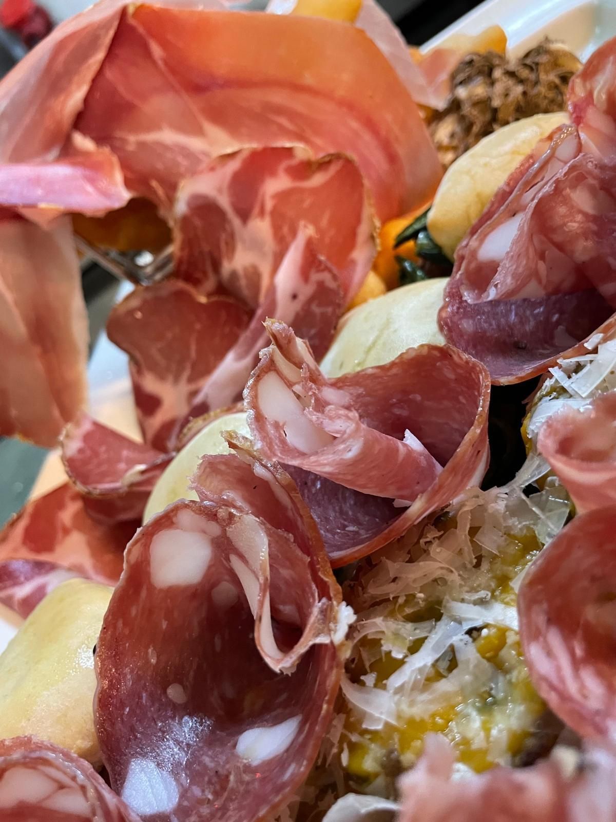 Un primo piano di un piatto di carne e verdure