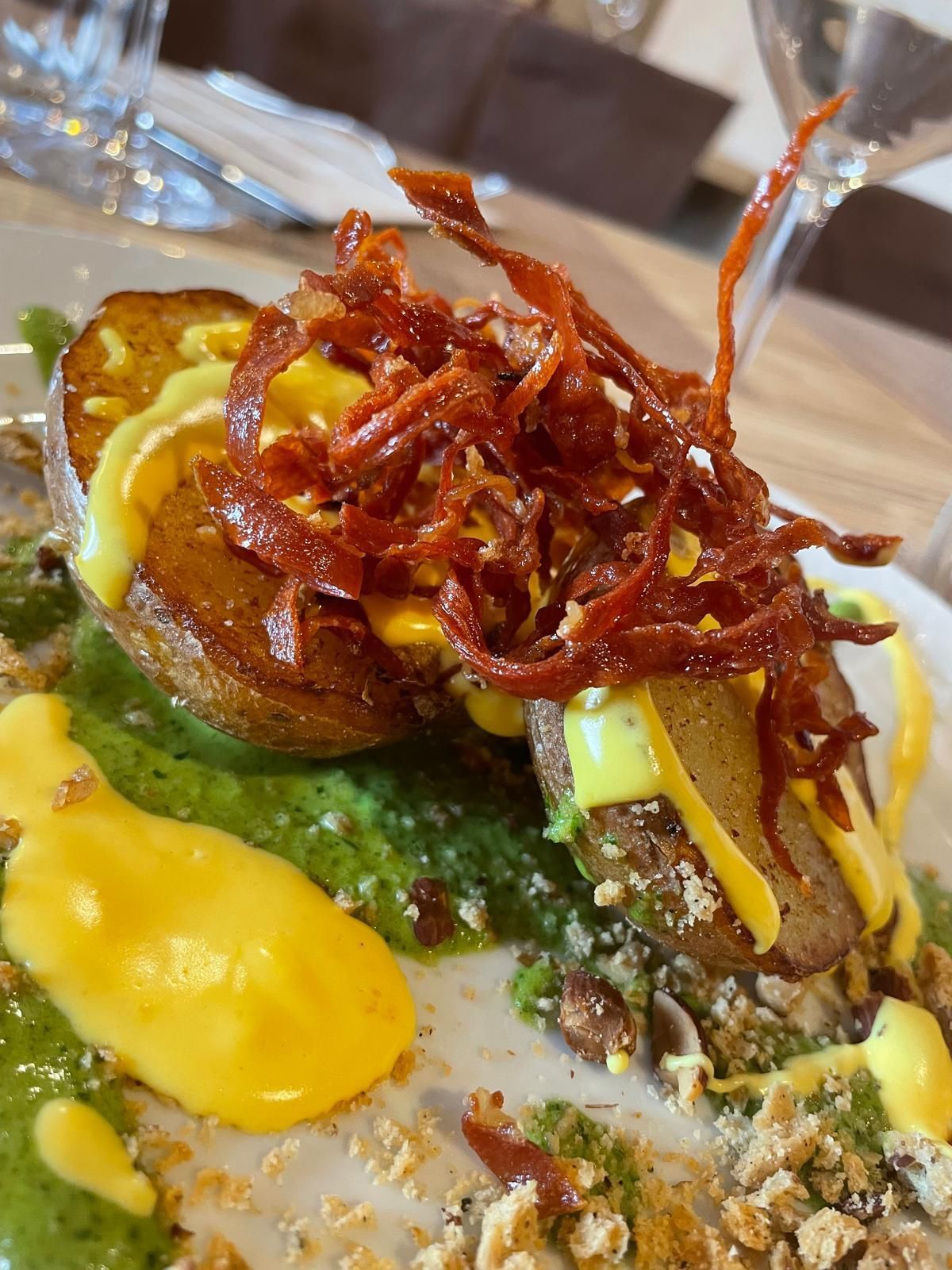 Un primo piano di un piatto di cibo su un tavolo.