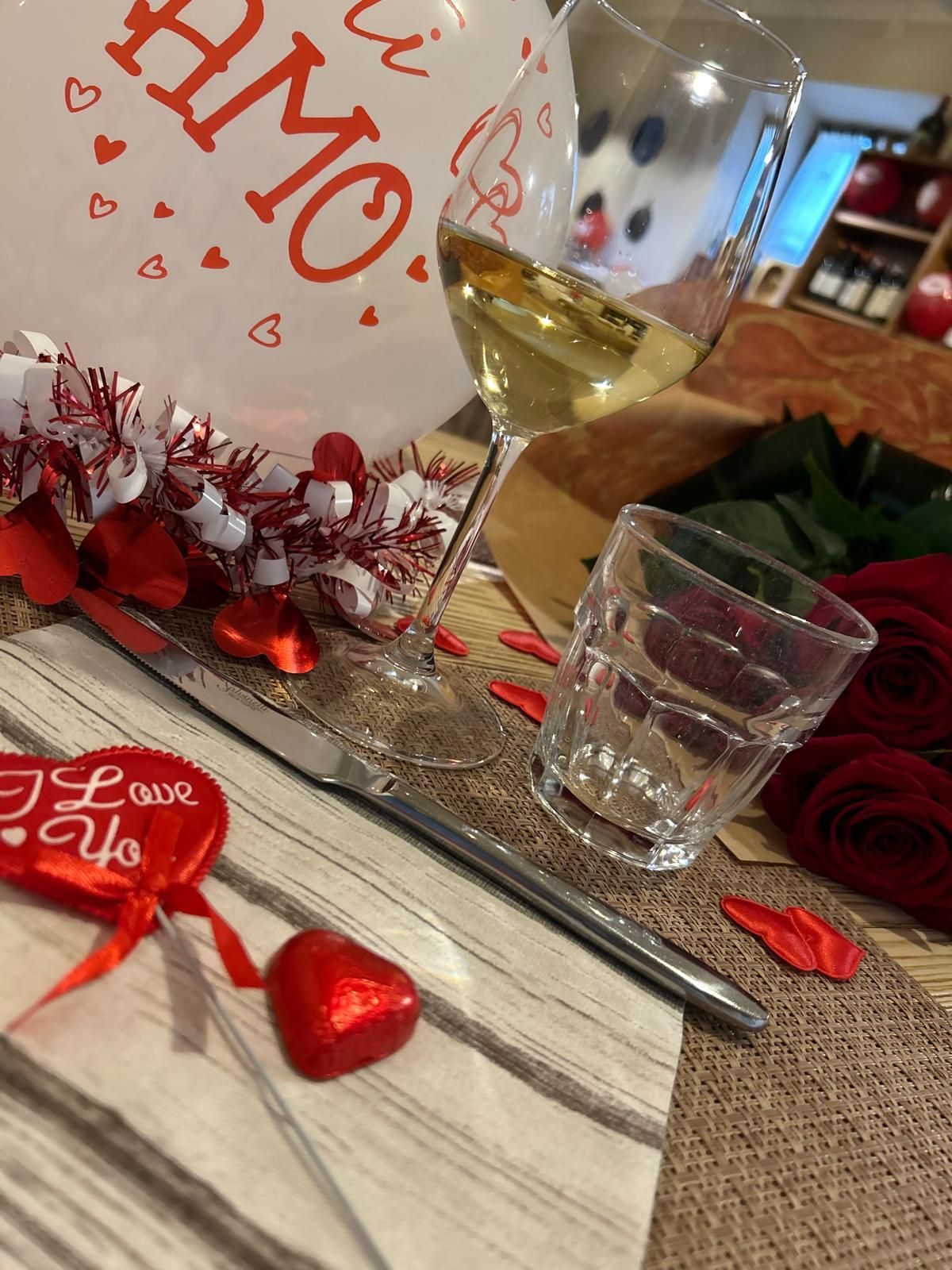 Un tavolo con un palloncino che dice ti amo sopra