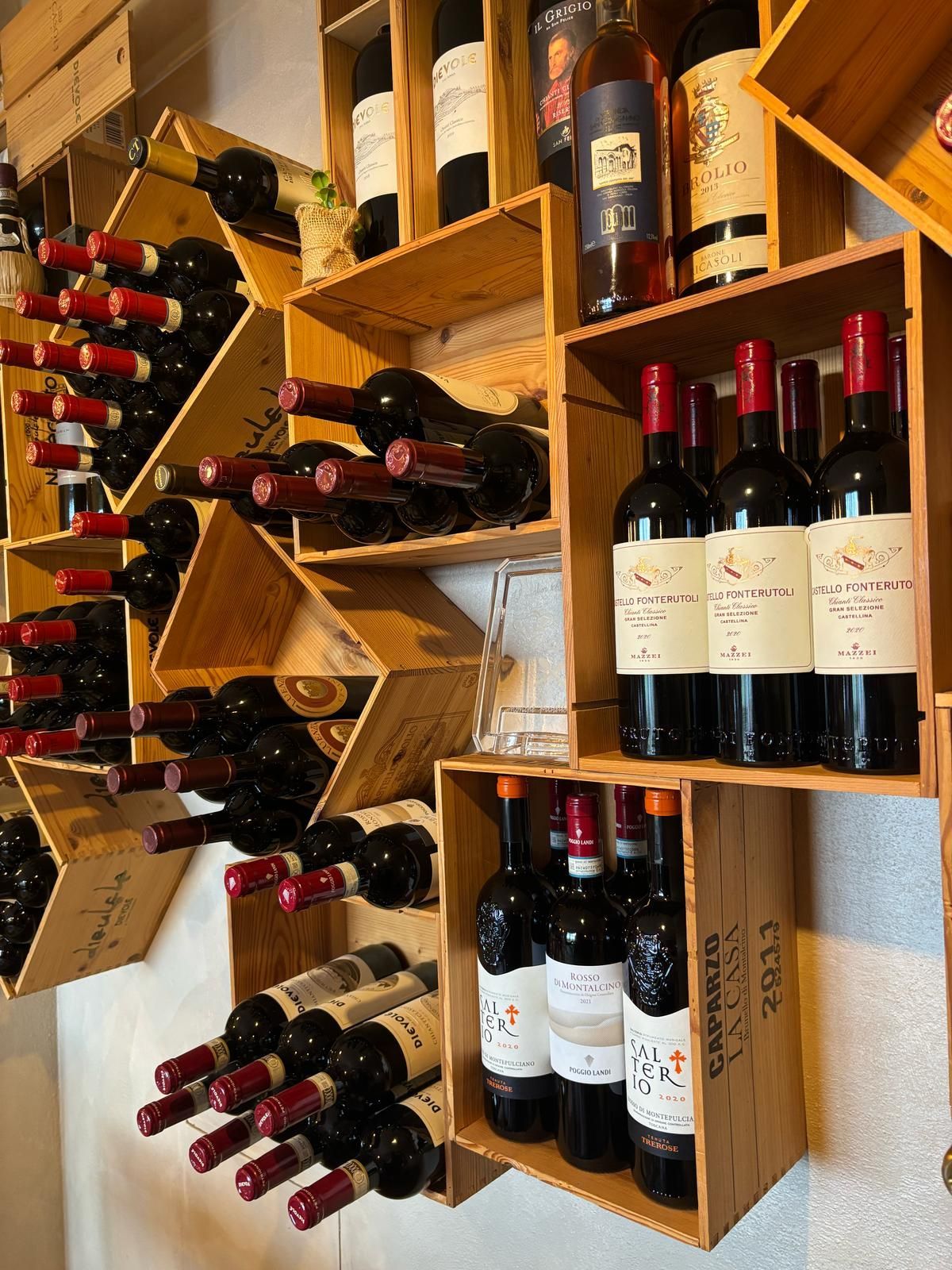 Molte bottiglie di vino sono allineate in casse di legno