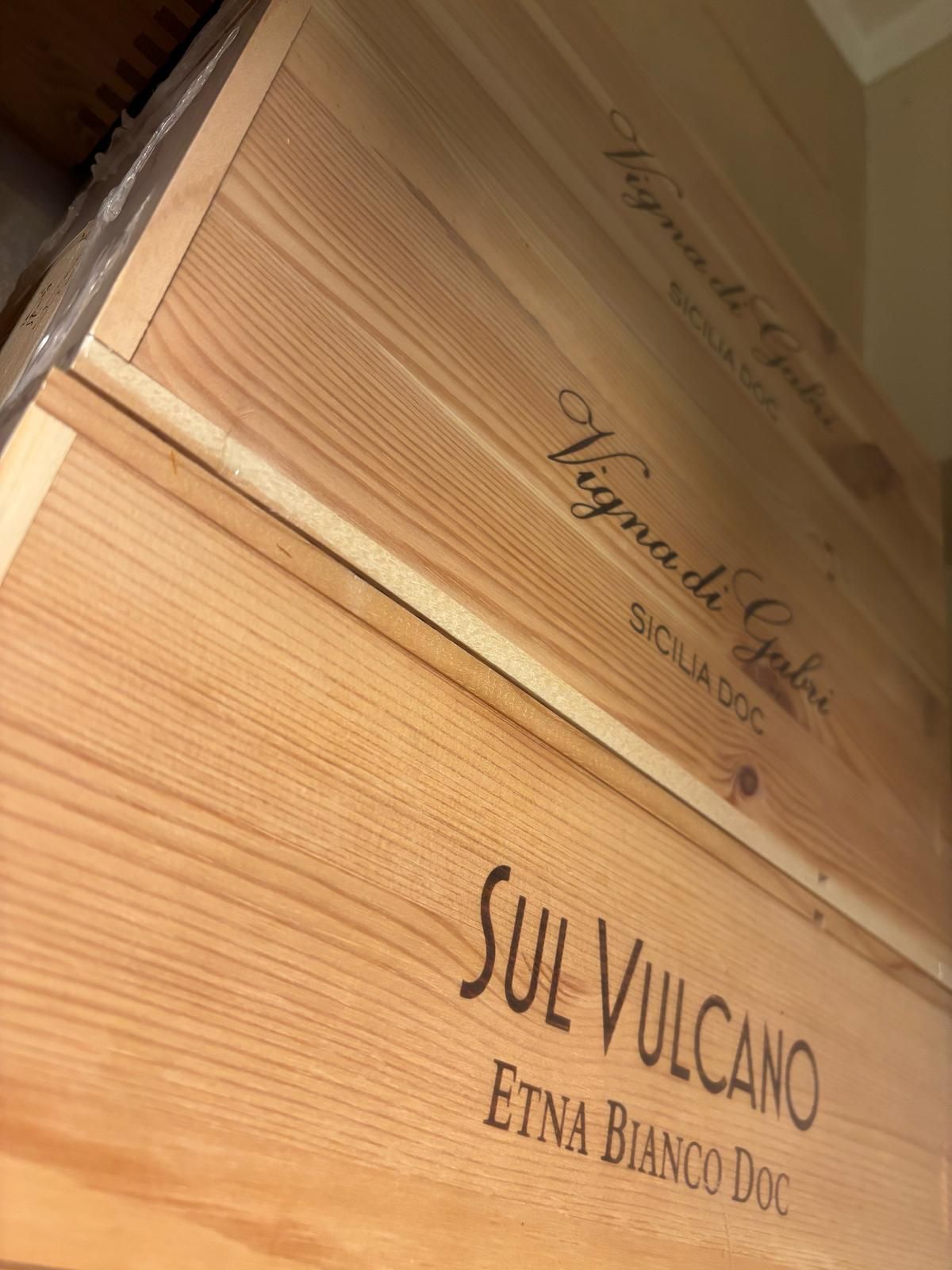 Due scatole di legno sono impilate una sopra l'altra.