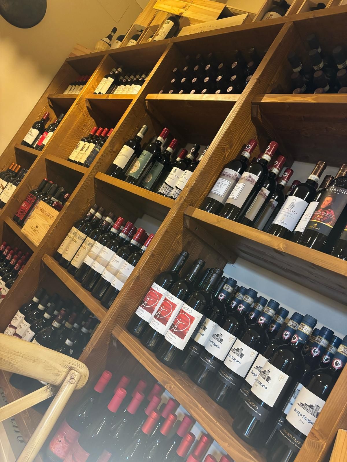 Una fila di scaffali pieni di bottiglie di vino