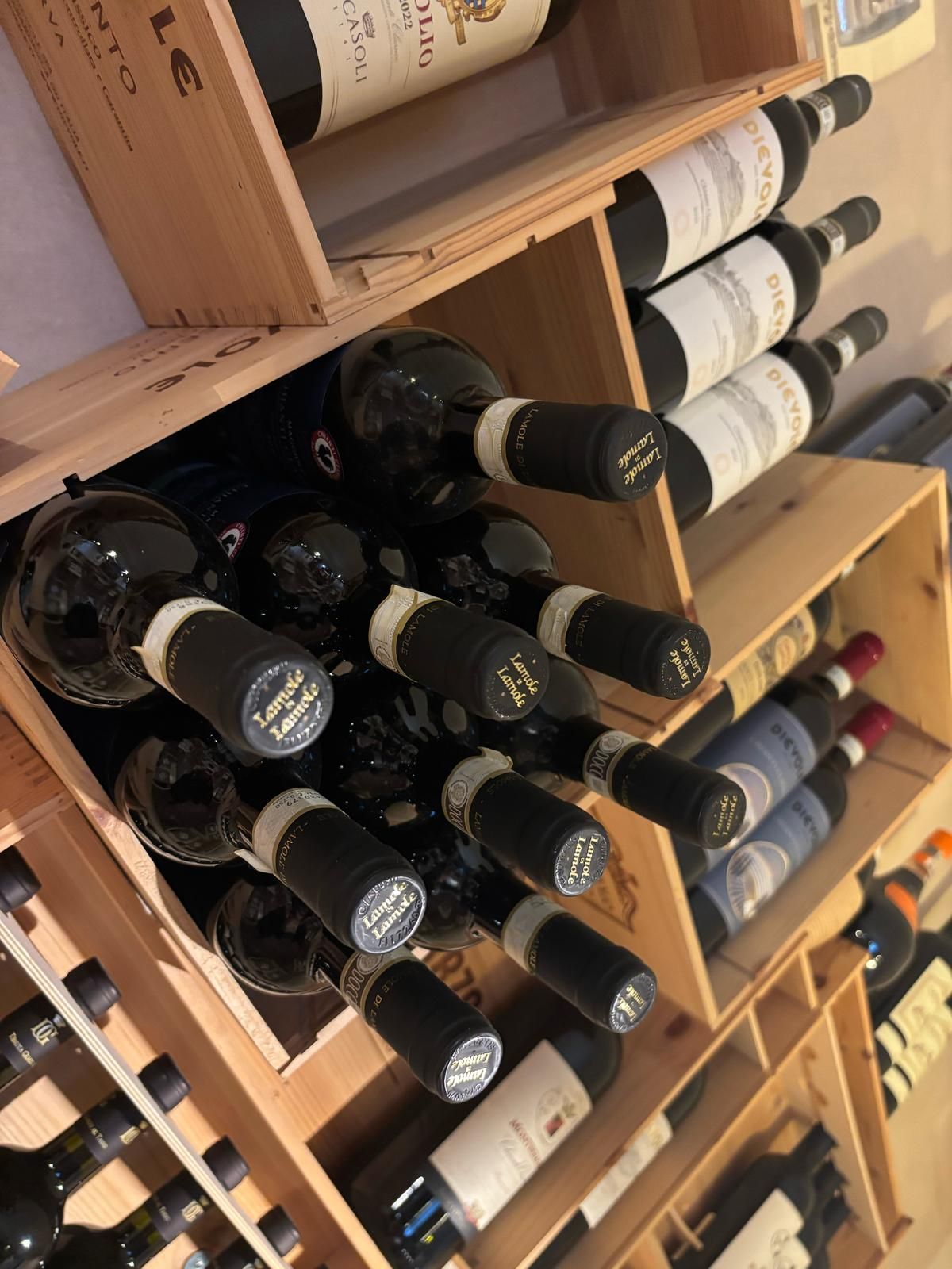 Un mucchio di bottiglie di vino sono impilate una sopra l'altra