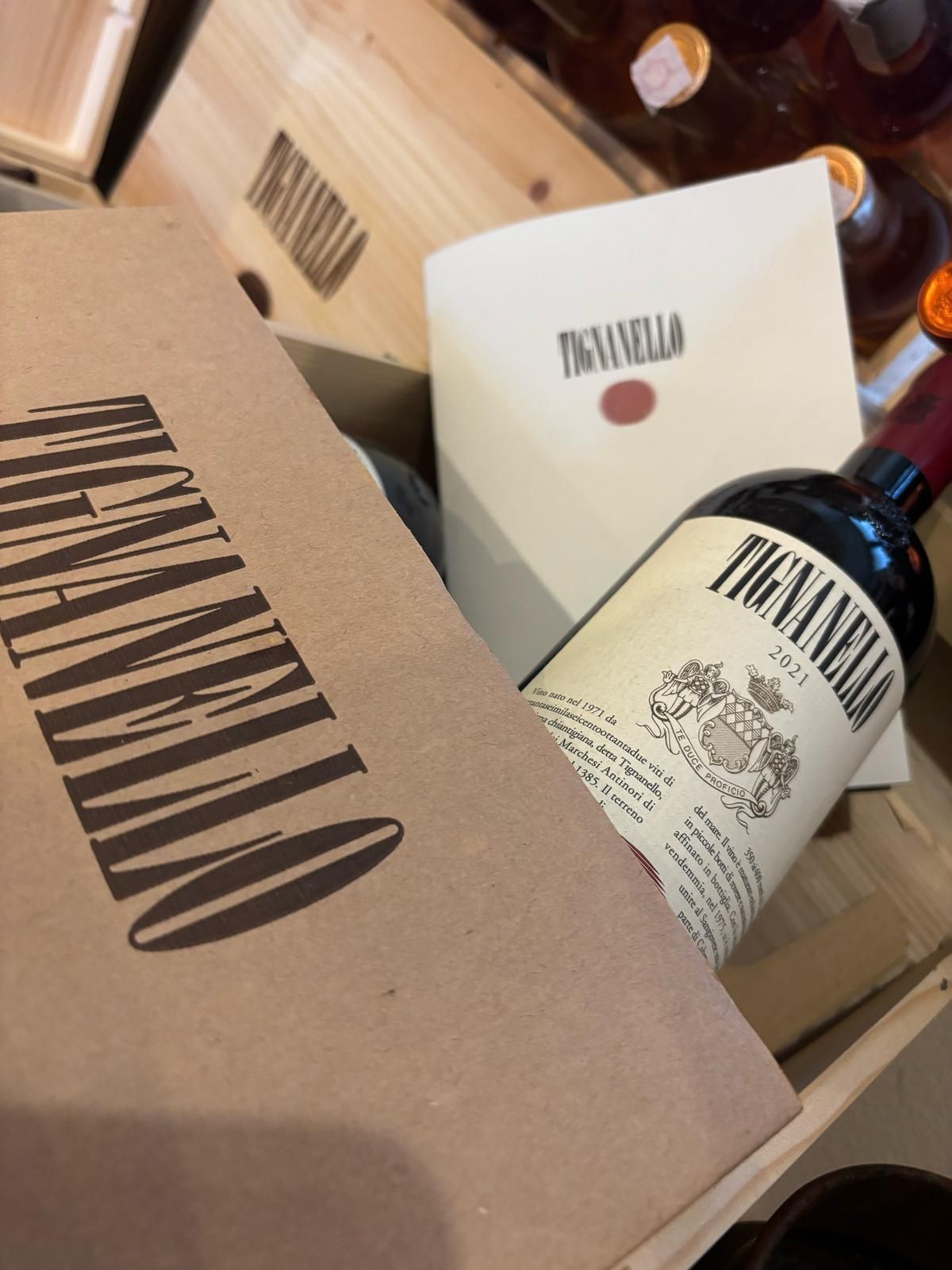 Una bottiglia di trentinello è in una scatola di cartone