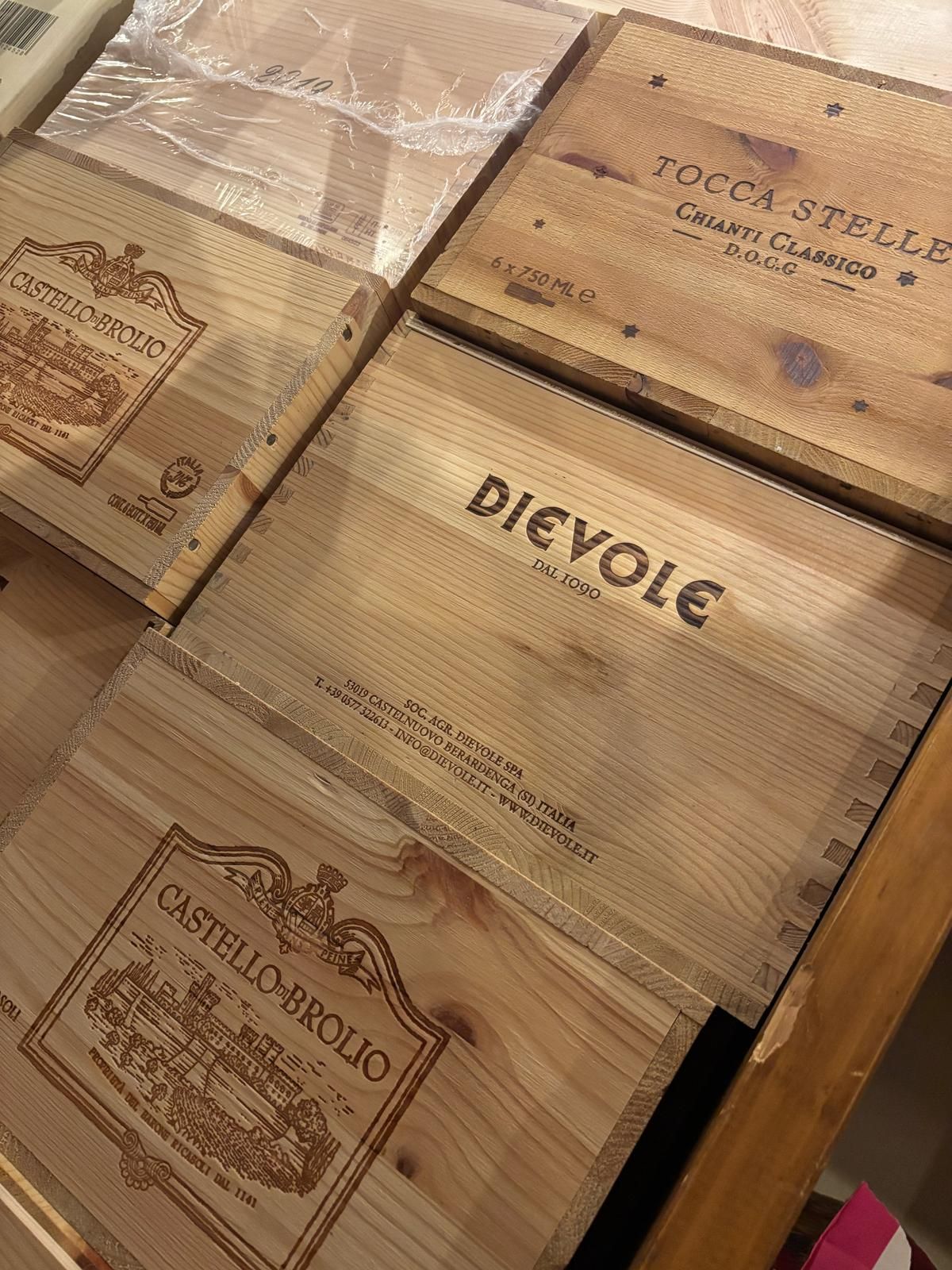 Un mucchio di scatole di legno sono impilate l'una sull'altra.