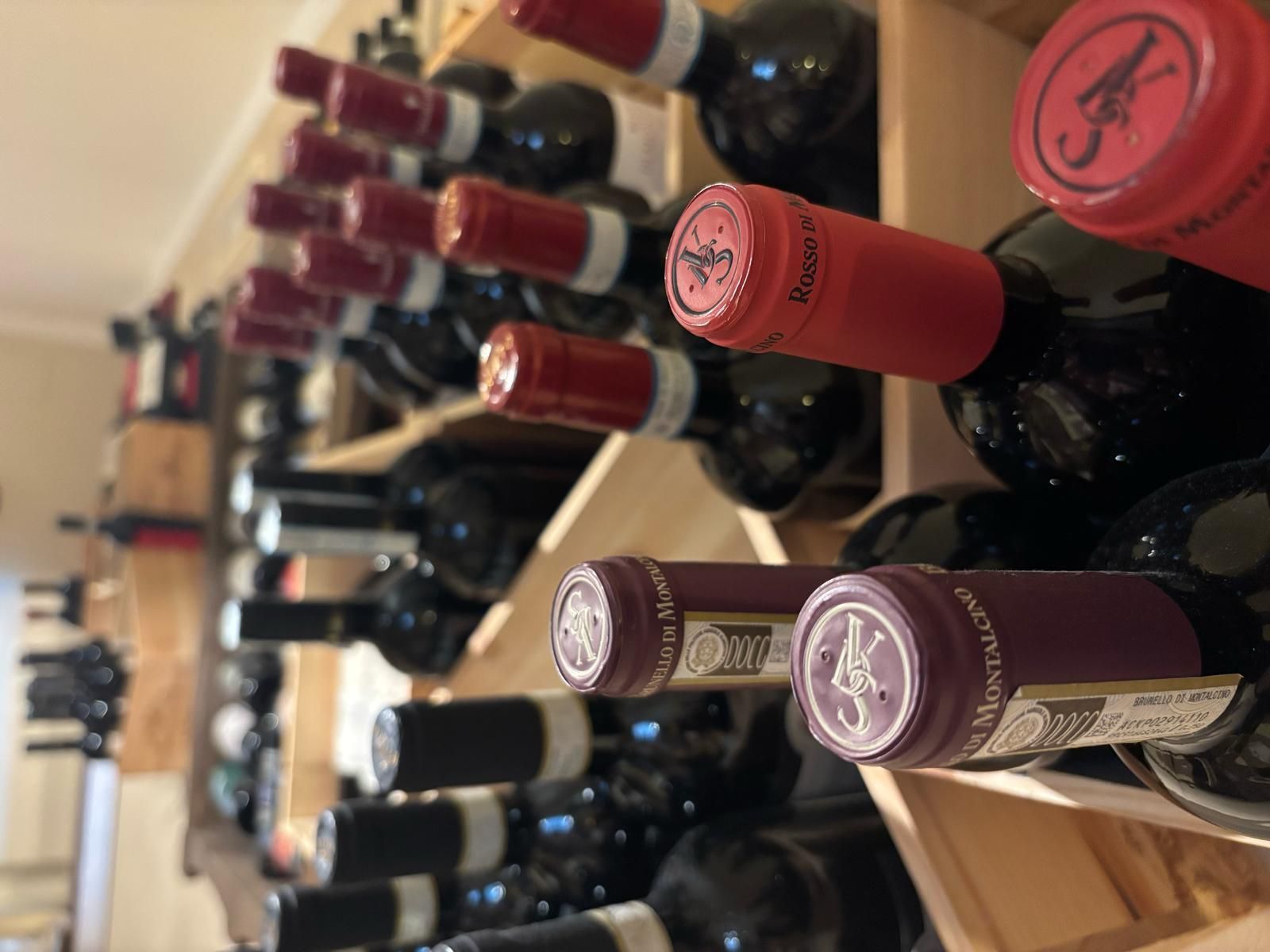 Una fila di bottiglie di vino con la lettera a sopra