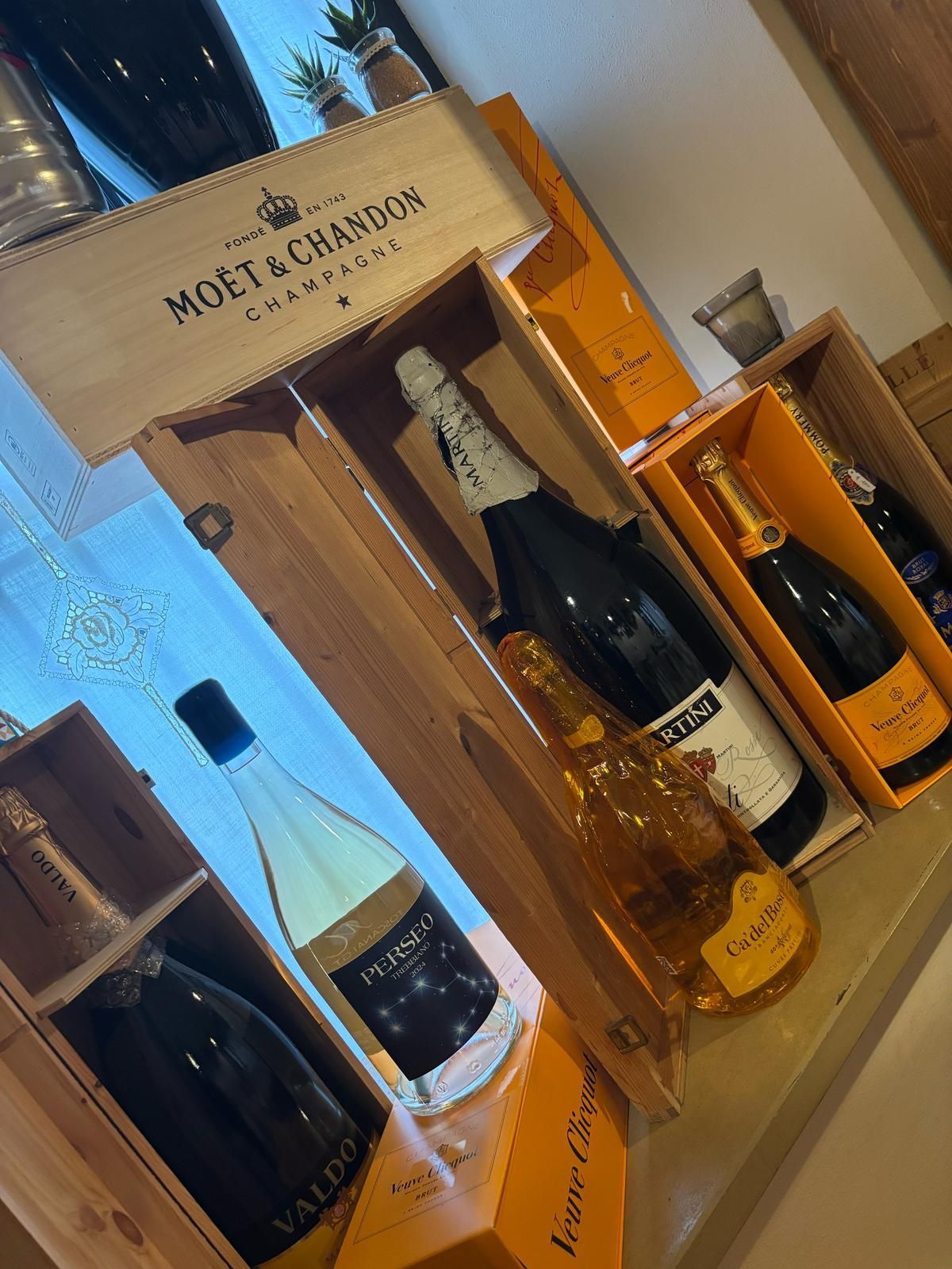 Una bottiglia di champagne moet & chandon è in una scatola di legno