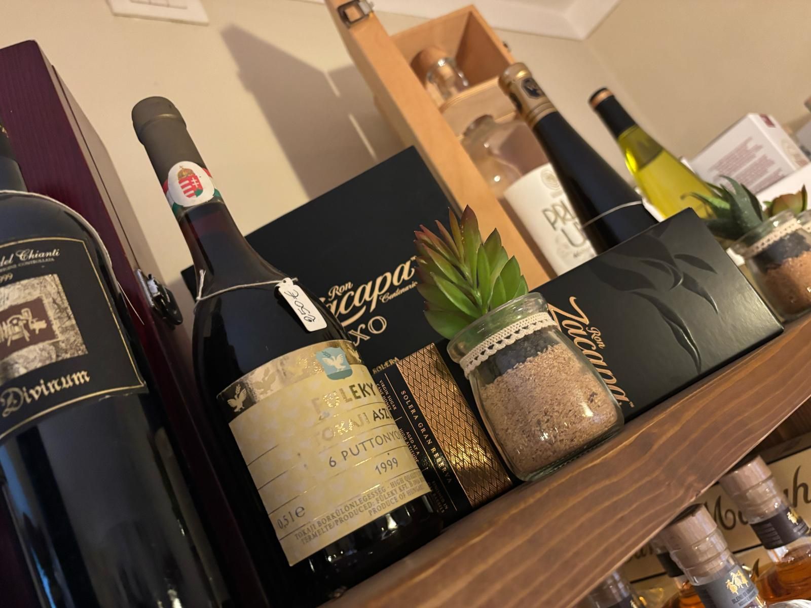 Diverse bottiglie di vino sono su uno scaffale di legno