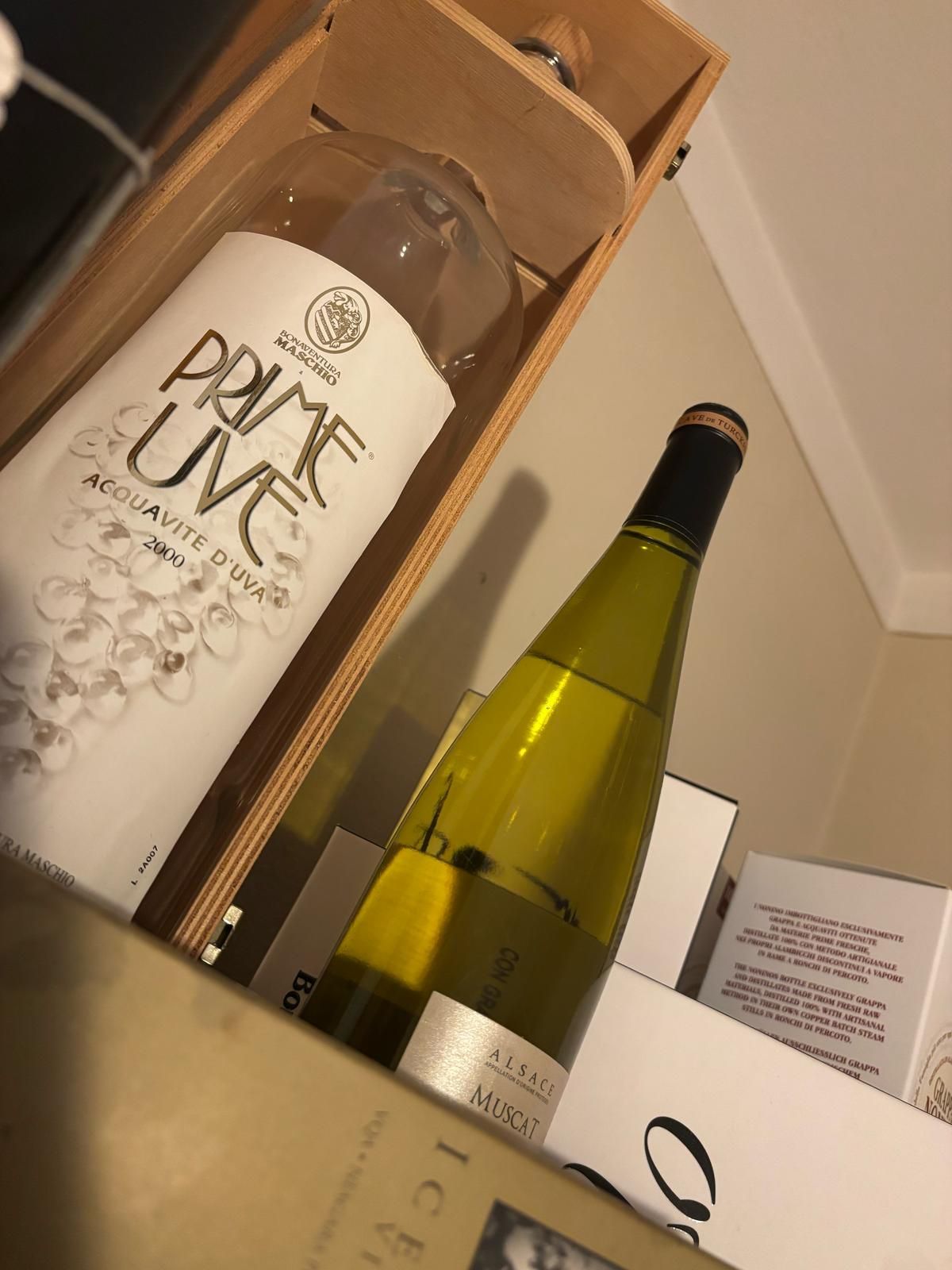 Una bottiglia di vino con un'etichetta bianca che dice prezzo uve