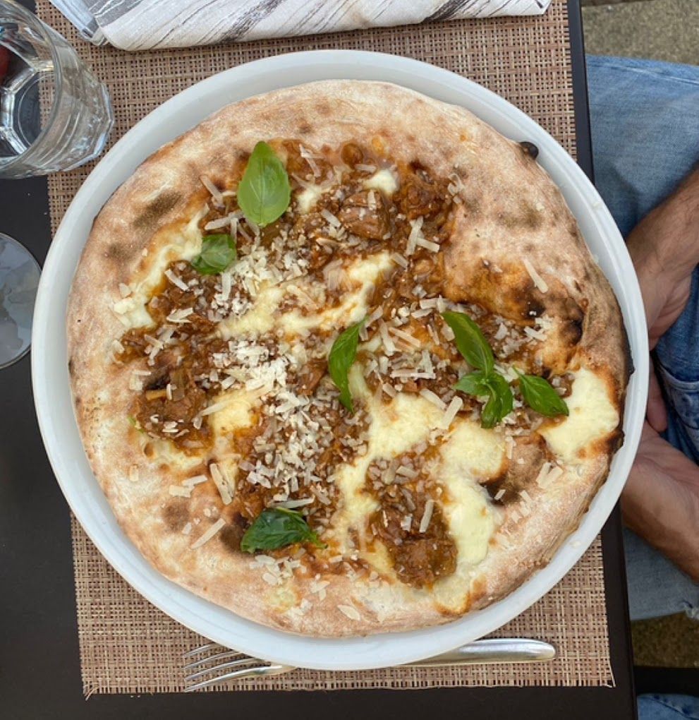 Una pizza in una ciotola bianca su un tavolo