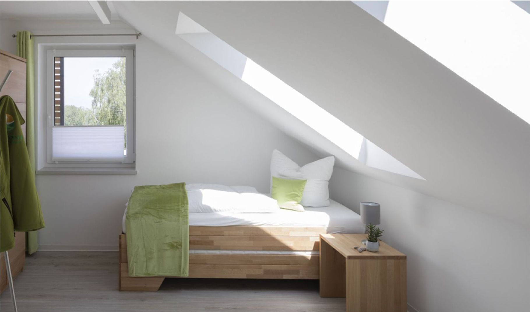 Una camera con un letto singolo e una finestra.