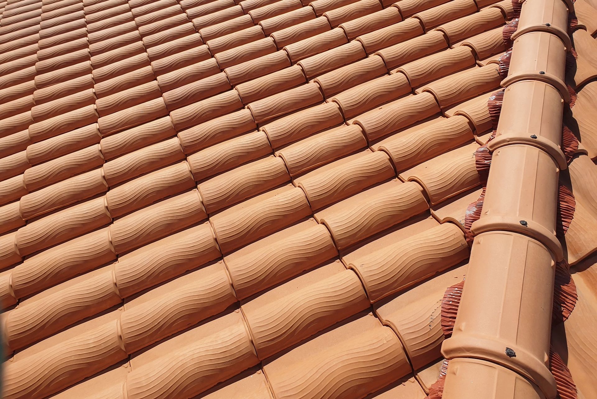 Un primo piano di un tetto con molte tegole