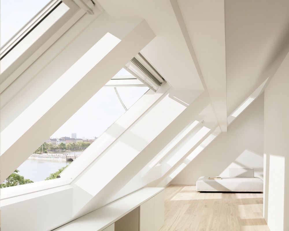 Una stanza con molte finestre e vista su uno specchio d'acqua