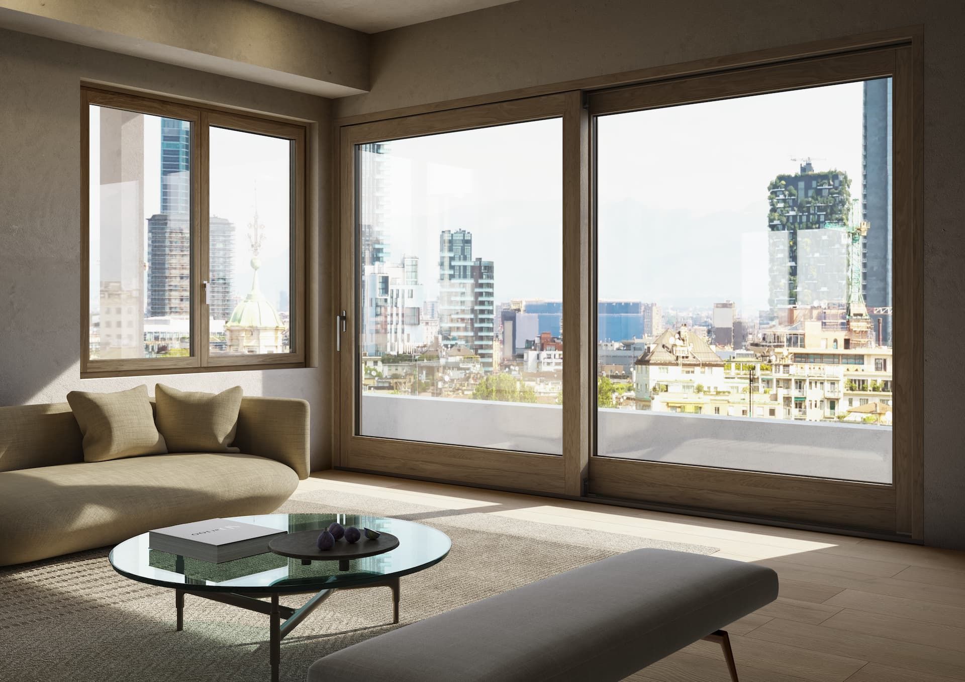 Un soggiorno con divano, tavolino e ampie finestre.