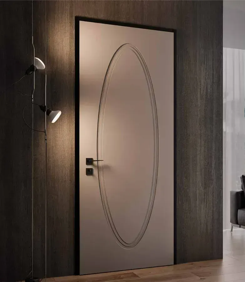 Una porta con un disegno ovale si trova in un corridoio accanto a una lampada.