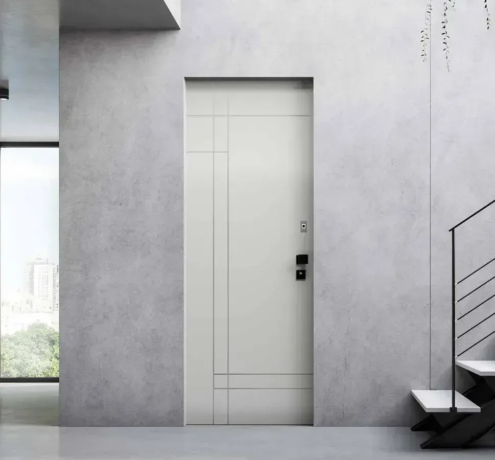 Una porta bianca è accanto a una scala in un corridoio.