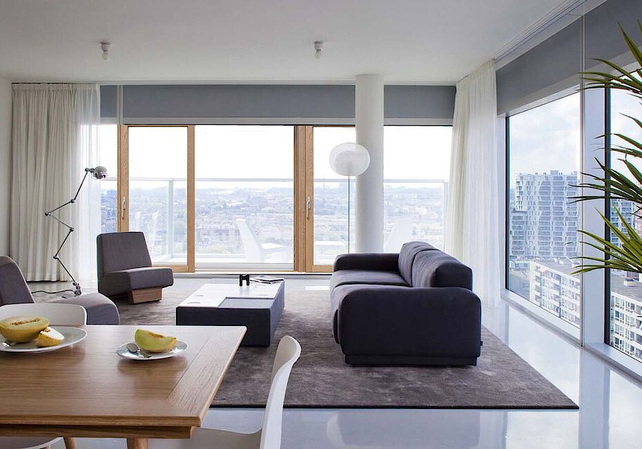 Un soggiorno con divano, tavolo e sedie