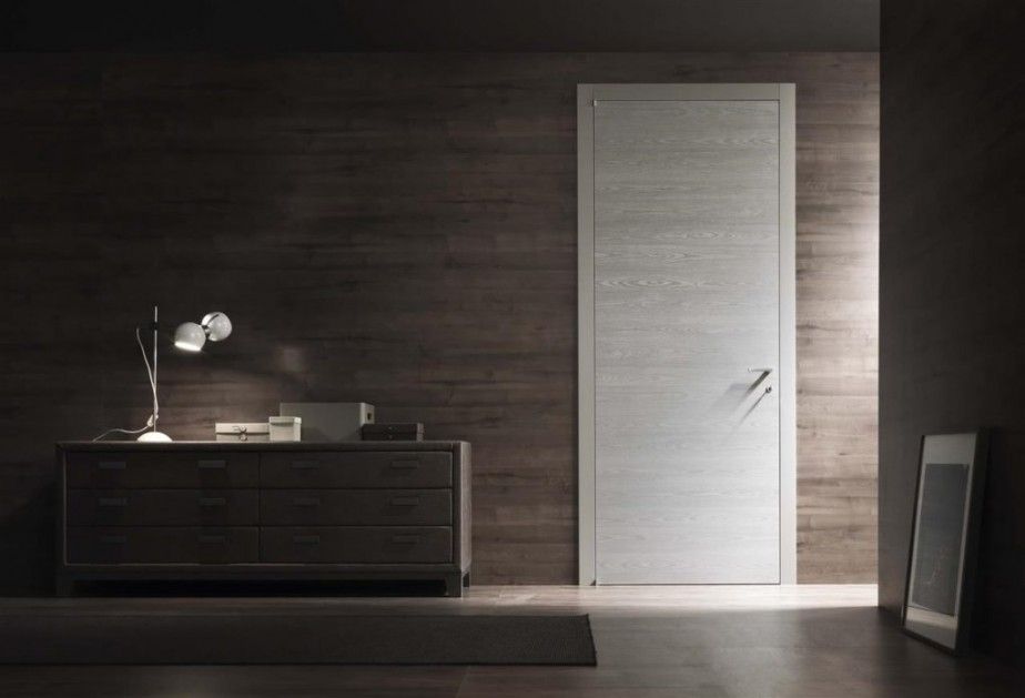 Una stanza con una parete in legno e una porta bianca