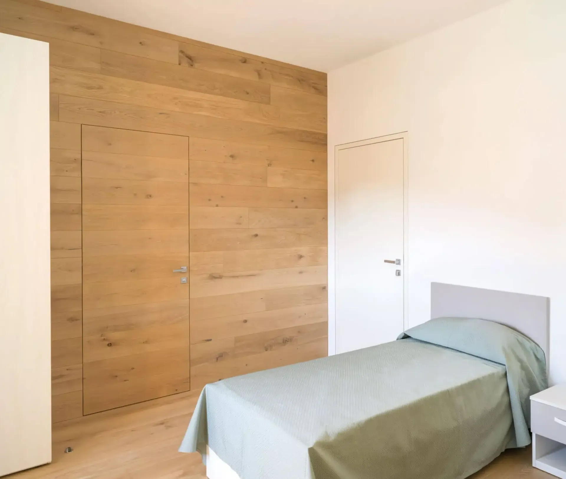Una camera con un letto e una parete in legno