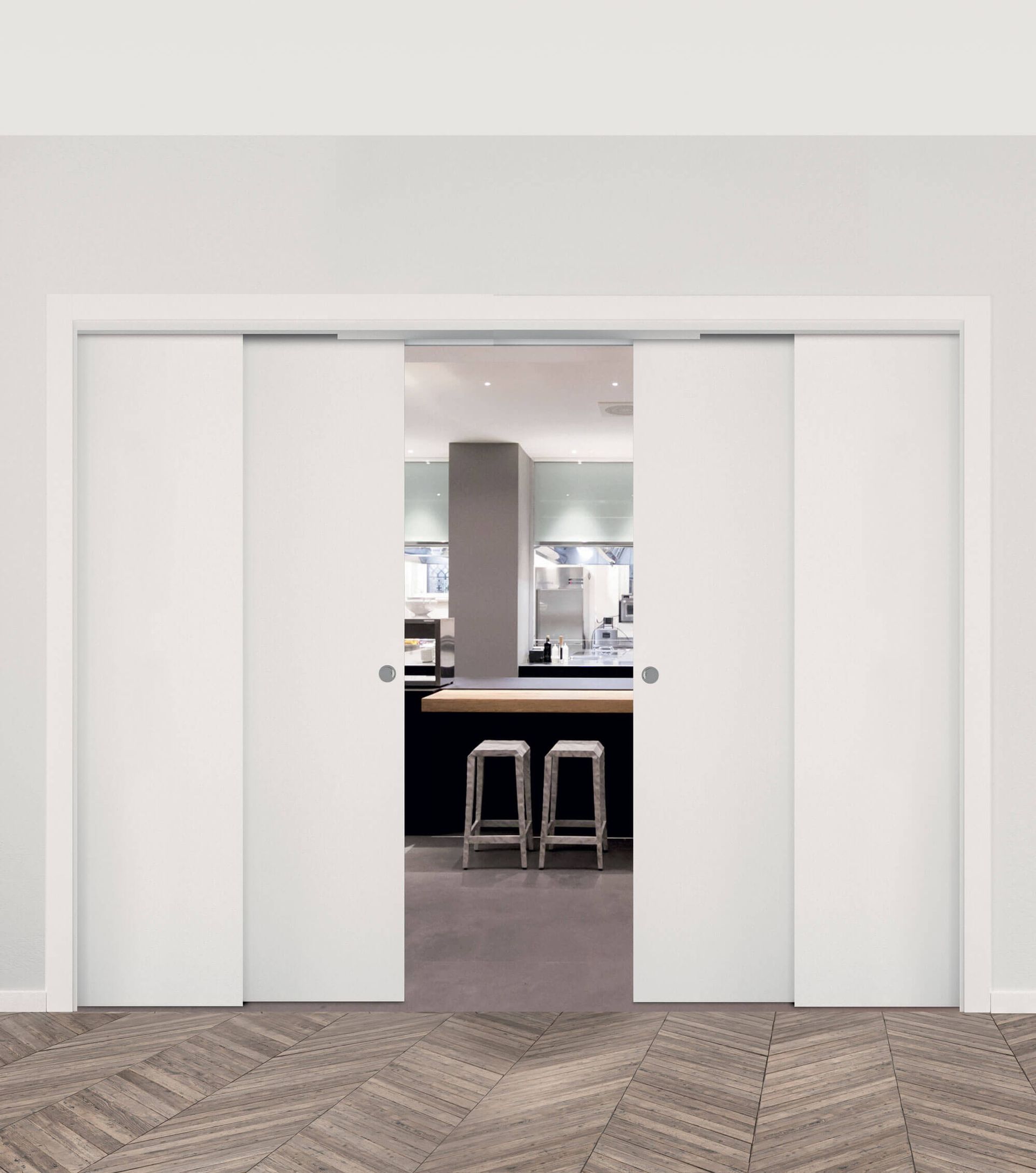 Una coppia di porte scorrevoli bianche che conducono ad una cucina.