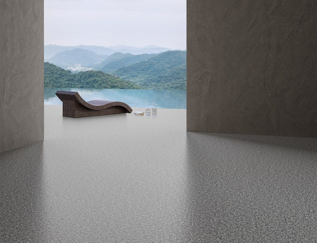 Una sedia è seduta sul pavimento in una stanza con vista sul lago.