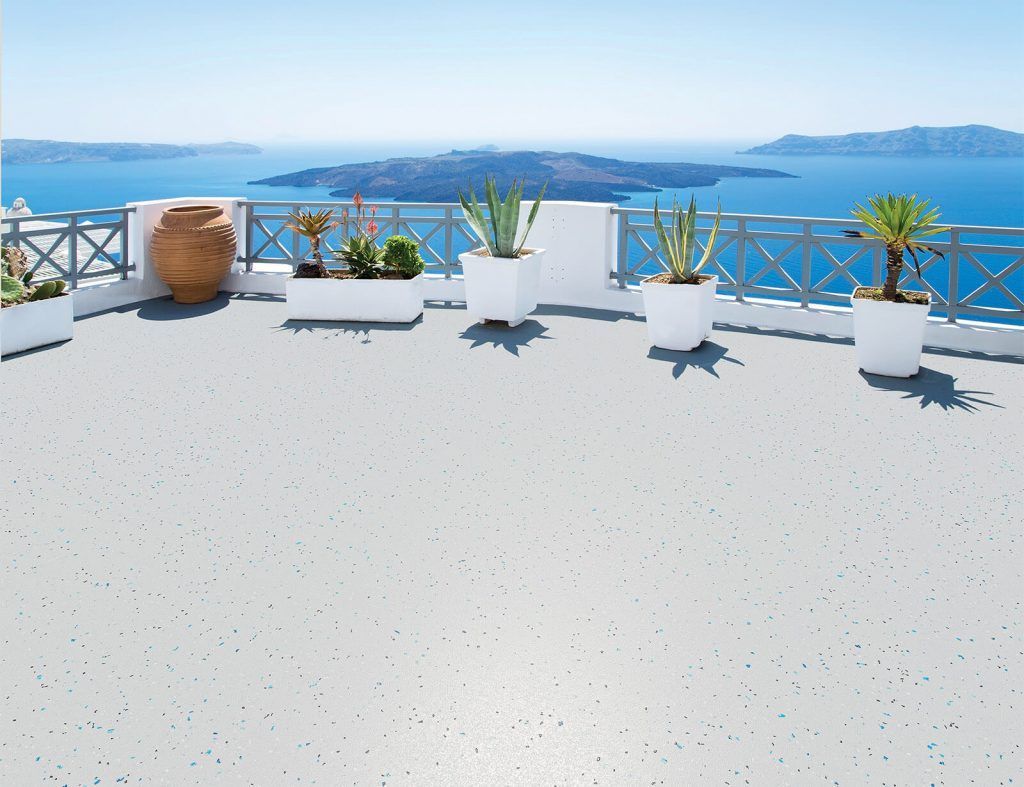 Un balcone con piante in vaso e vista sull'oceano