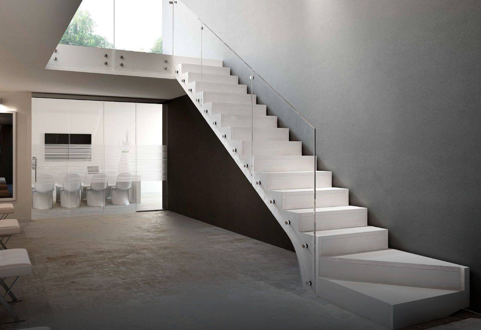 Una scala bianca con ringhiera in vetro in una stanza