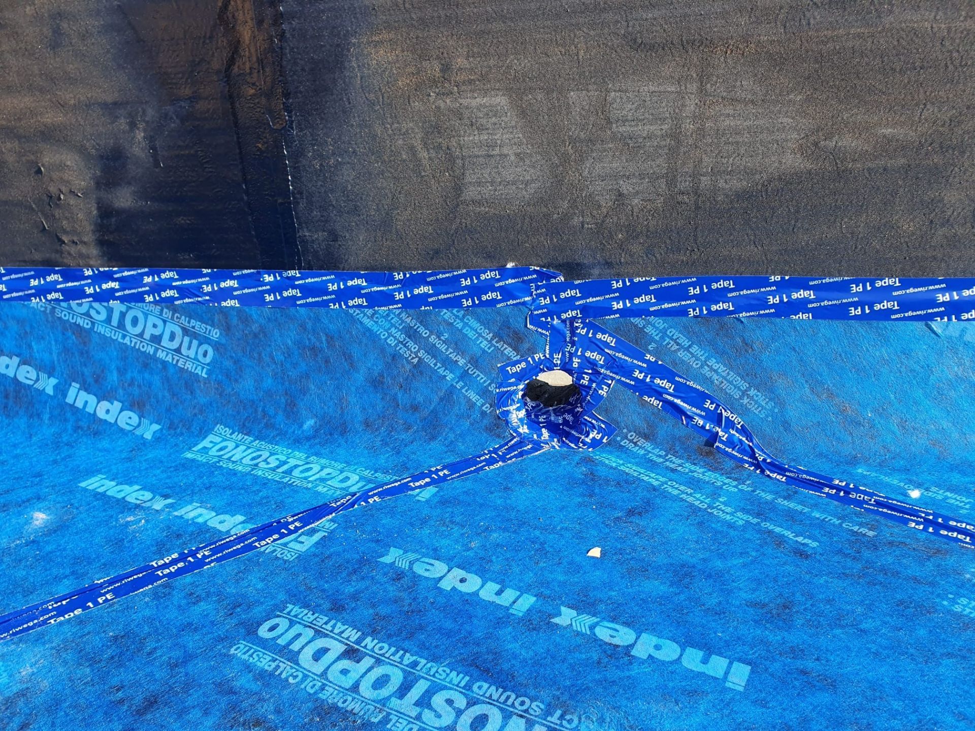 Un telo blu con sopra la parola indice