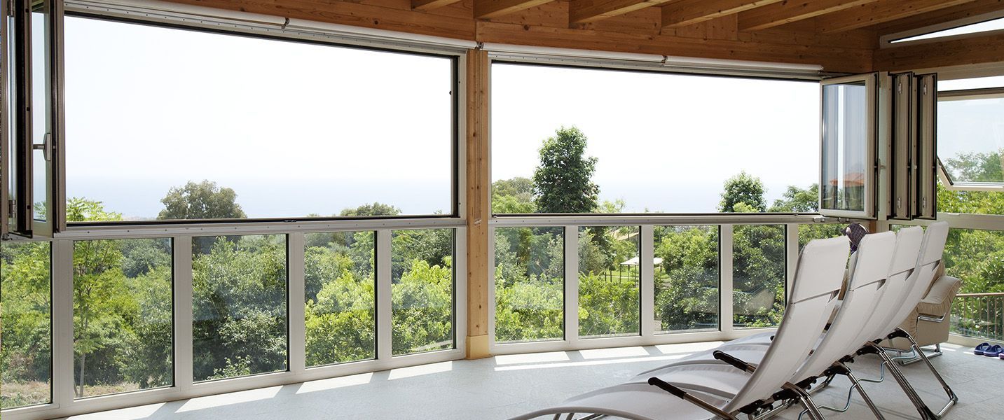Un balcone con vista sugli alberi e sull'oceano