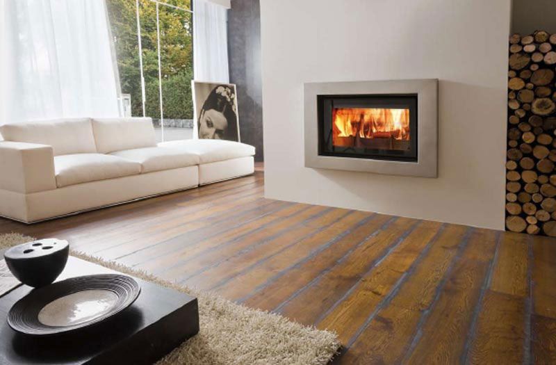 Un soggiorno con camino e divano.