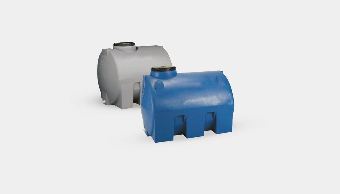 Due serbatoi di plastica, uno blu e uno grigio, sono posti uno accanto all'altro su una superficie bianca.