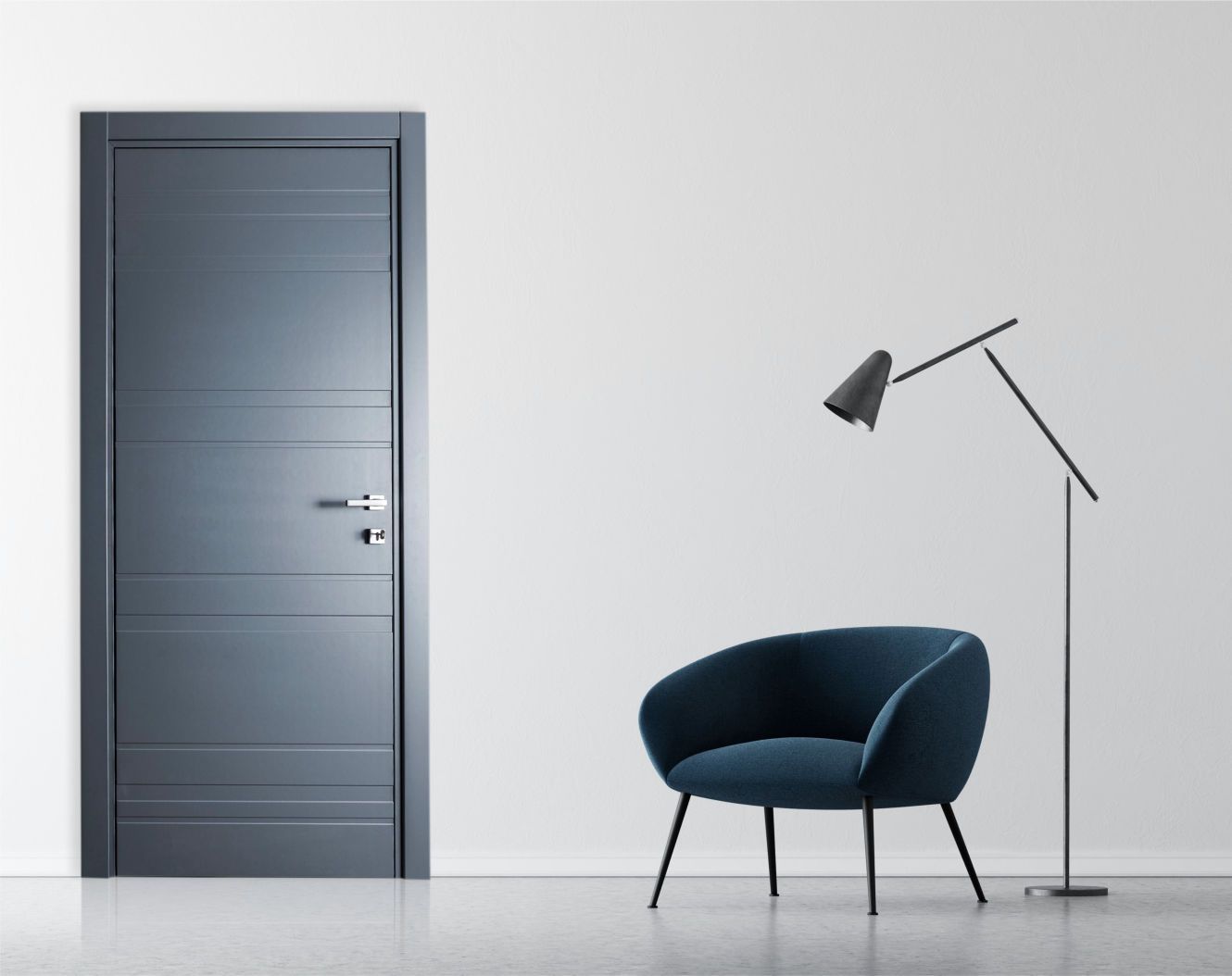 C'è una sedia e una lampada davanti a una porta.