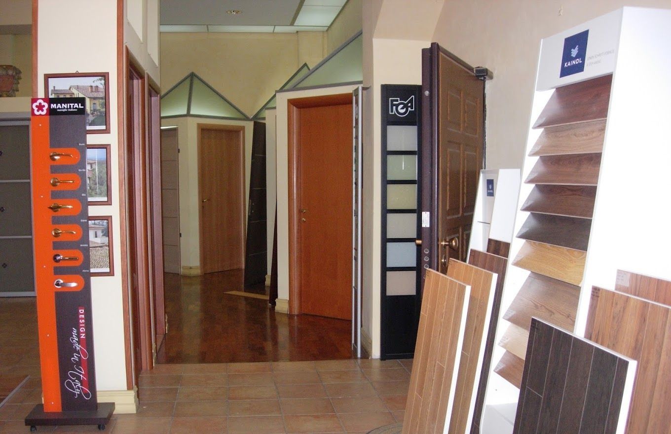 Un corridoio con un cartello che dice