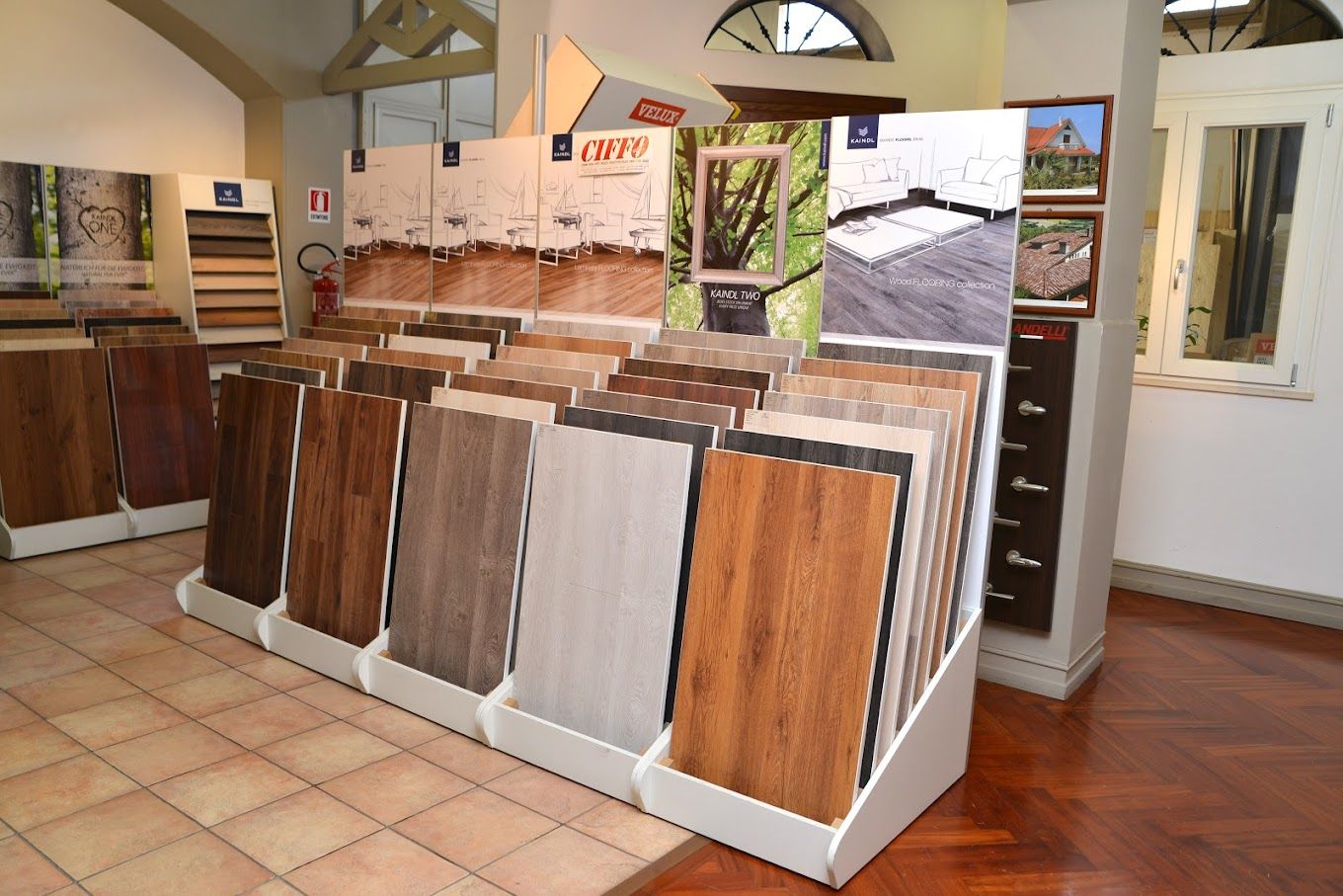 Un'esposizione di diversi tipi di pavimenti in legno in un negozio