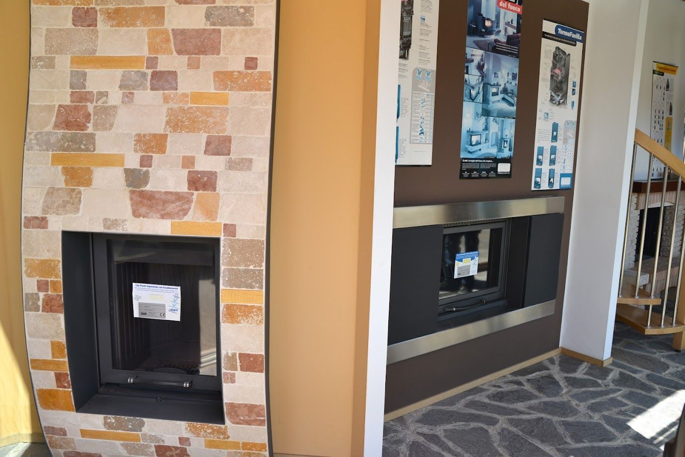 Un camino con un muro di mattoni e una scala sullo sfondo