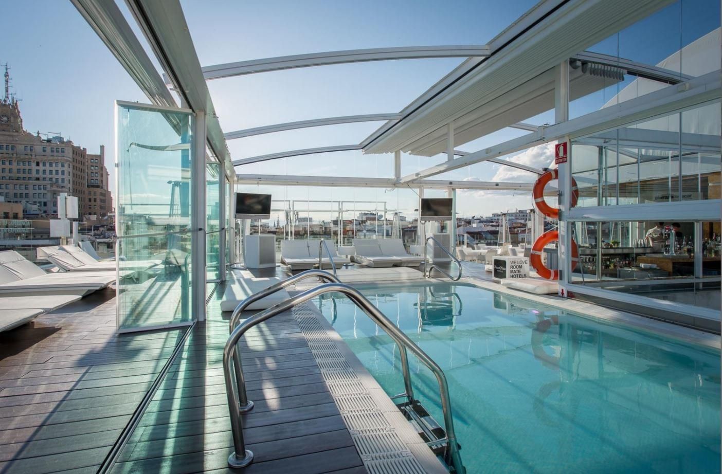 Una grande piscina è circondata da un tetto in vetro.