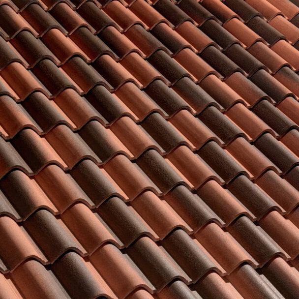Un primo piano di un tetto con tegole rosse e marroni